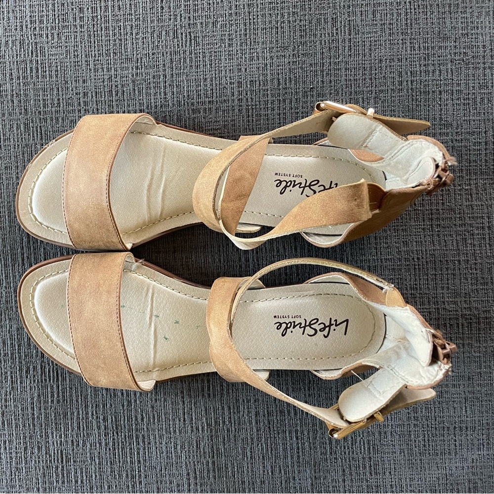 Women’s life stride sandals, size 8.5.